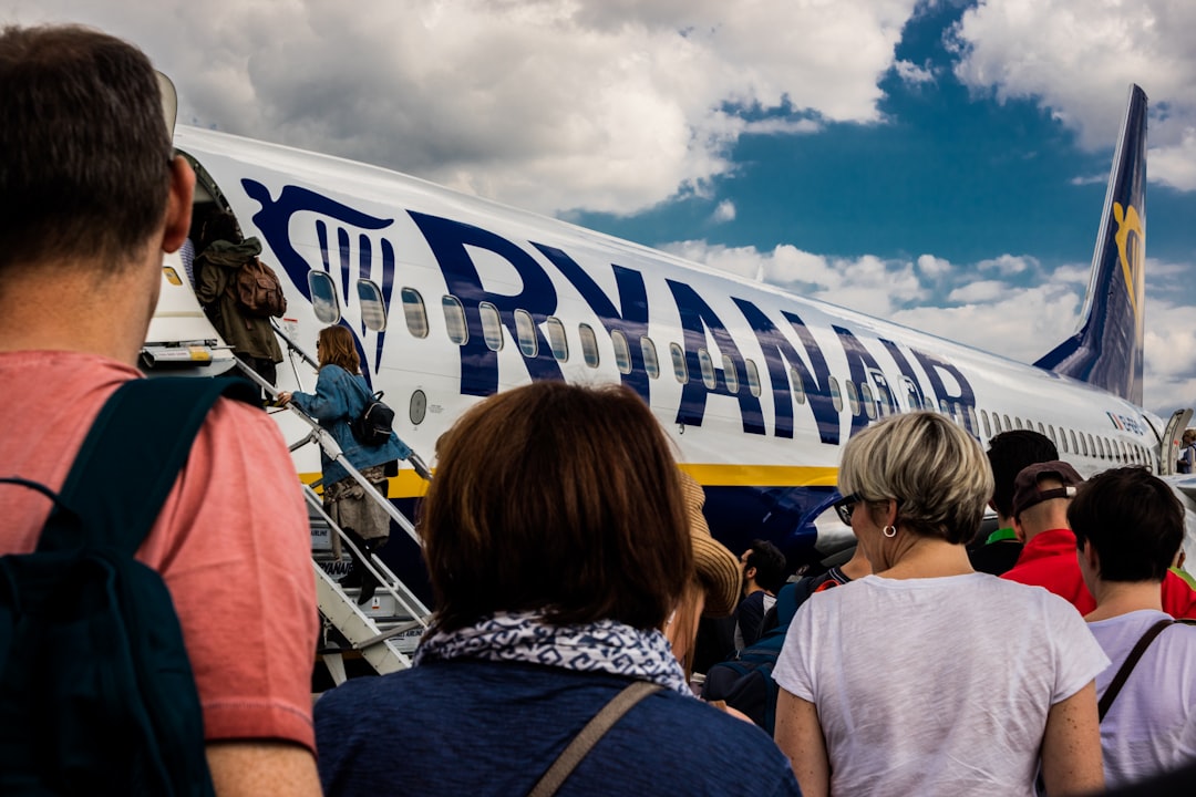 Comment négocier les frais de bagages avec les compagnies low cost pour voyager pas cher en famille